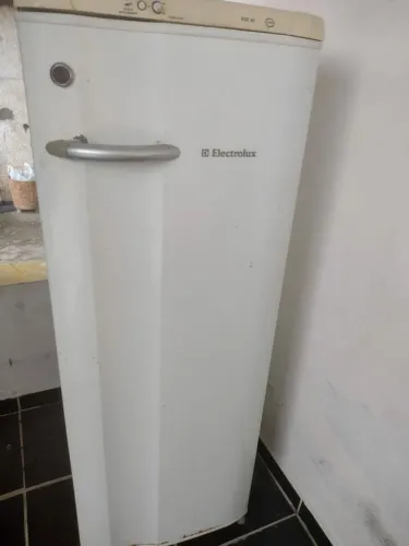Geladeira Electrolux 240L