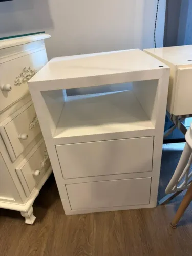 Criado-Mudo Moderno Branco com Nicho e 2 Gavetas