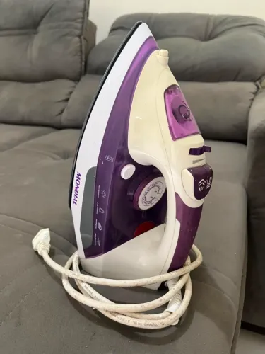 Ferro de passar roupa a vapor mondial