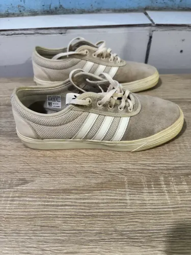 Tênis adidas classic