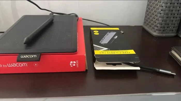 Mesa digitalizadora impecável para estudos e trabalho. Preço para venda imediata.