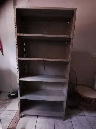 Vendo uma estante de ferro em boas condições. Não faço entrega