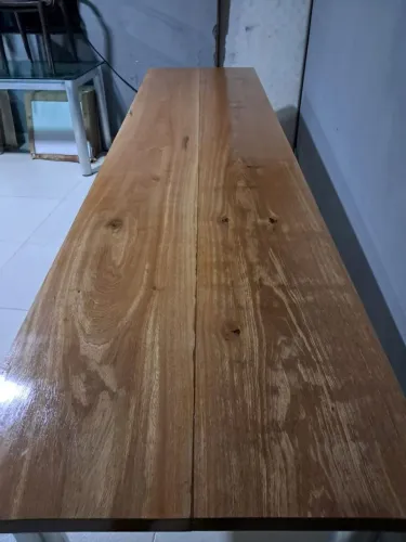 Vende-se mesa de madeira com base de alumínio 