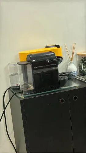 Cafeteira Nespresso Essenza Mini Preta - Seminova - Perfeita