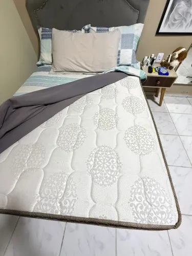 Cama e cabeceira