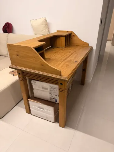 Escrivaninha de madeira