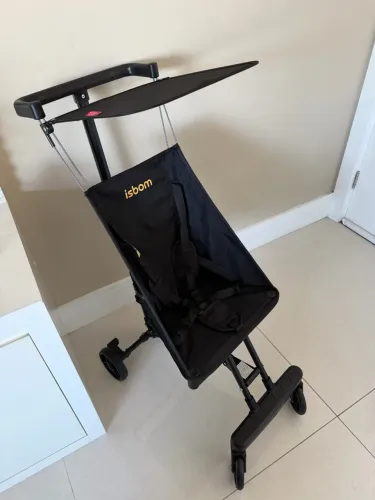 Carrinho de bebê novo,. Pequeno, leve e prático
