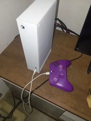 Xbox série S com 1 controle e uma biblioteca de jogos