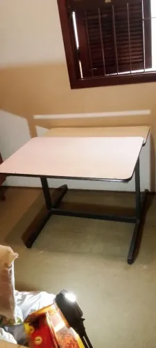 Mesa de trabalho 90cm larg. 96cm compr. 75cm altura.
