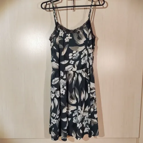 Vestido curto de alcinha verde escuro com estampa floral bege e renda preta Blue Jasmine