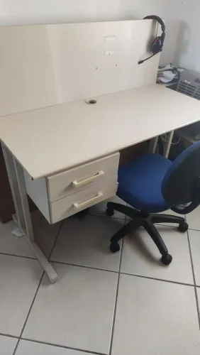 Mesa de escritório com gavetas, chaves e cadeira