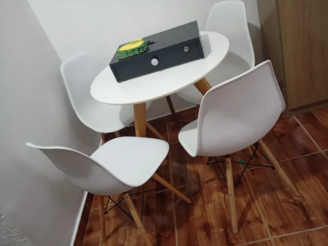 Vendo mesa redonda com 4 cadeiras.
