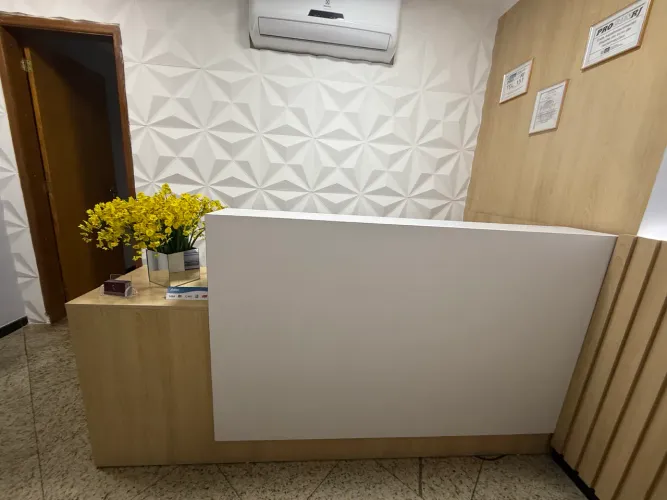 Balcão em mdf cor carvalho poro com branco