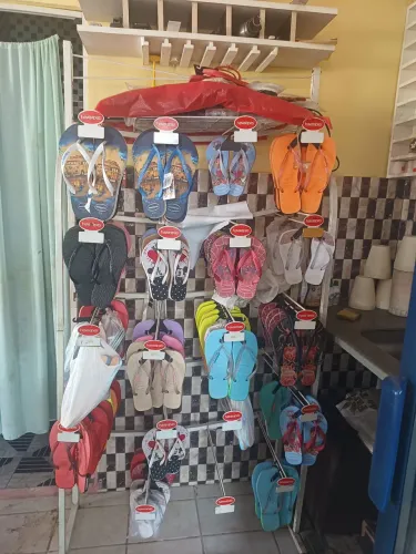 Expositor com sandálias 1.400 tudo