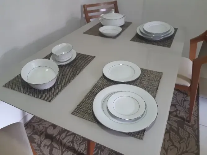 Aparelho de jantar Noritake Tahoe cód. 2585 - Relevo floral com bordas de platina