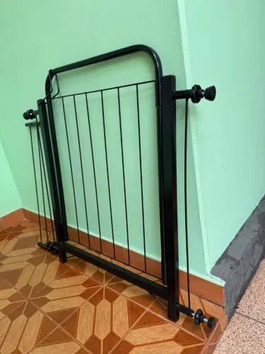 GRADE PORTÃO PROTEÇÃO METÁLICO PRETO COM REGULAGEM 82 A 92CM