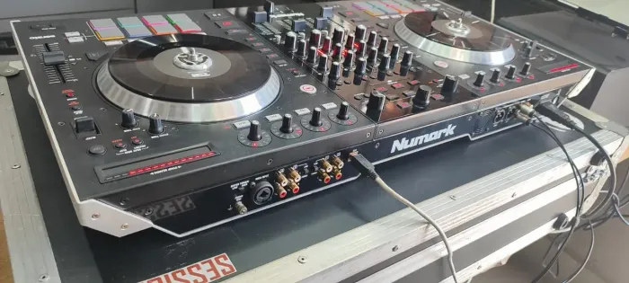 Controladora Numark NS7 II, no case com nota fiscal.