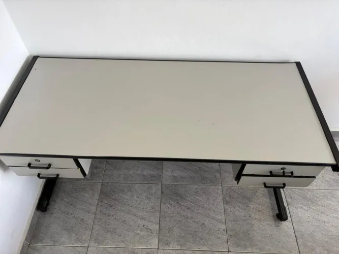 Mesa de Escritório 1,60m com Gavetas - Ótimo Estado