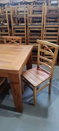 Mesas com 8 cadeiras de madeira 2x90 $ 3.599,00 no Pix novas e a pronta entrega