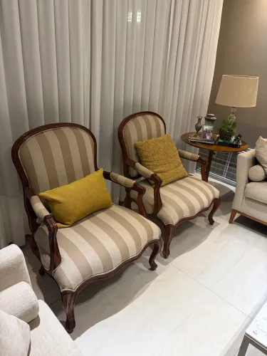 ?Par de poltronas estilo Luís XV em madeira maciça