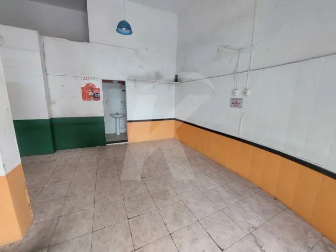 Salão comercial com 2 banheiros.