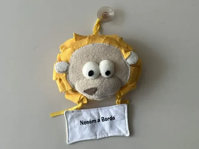 Boneco de pelucia bebê a bordo