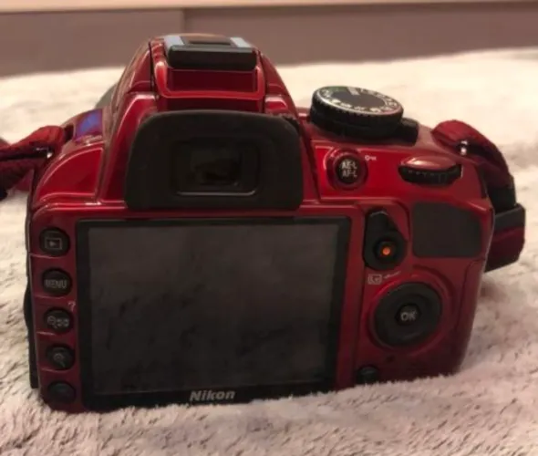 Nikon D3100 vermelha