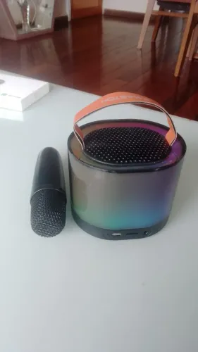 Caixa de som com microfone