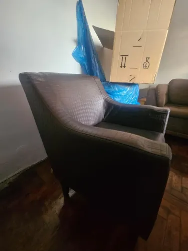 Jogo com 2 Poltronas em Courino Marrom - Excelente Estado