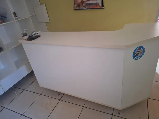 Estante com compartimentos ou Separação