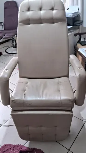 Cadeira ajustável para estética cílios sobrancelhas micropigmentação  250 reais 