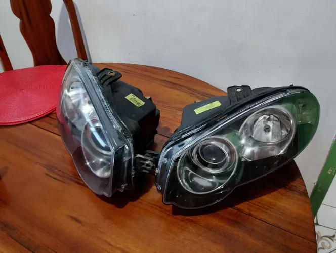 Farol da Fiat Strada adventure 2010 , tenho o par.