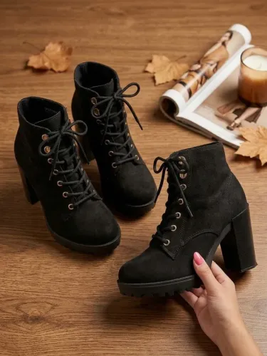 Bota de Salto Alto em Camurça Preta ? Estilo & Elegância