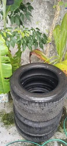 Pneus 215/60/17 roda muito ainda 500$ os quatros