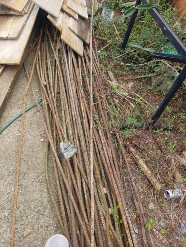 Vendo 50 pedaço de ferro de meia polegada 3 metros e cinquenta cada barra