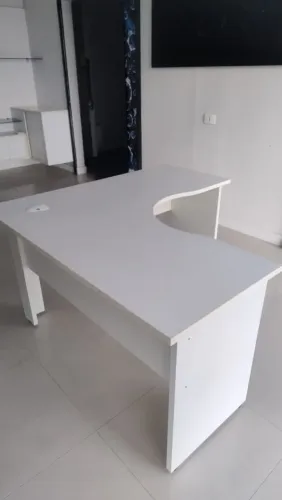 Mesa de escritório em L