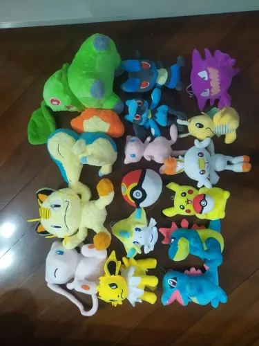 Lote 16 pelúcias de Pokémon