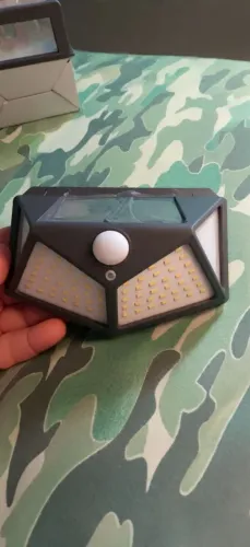 Lâmpada solar com sensor de movimento 