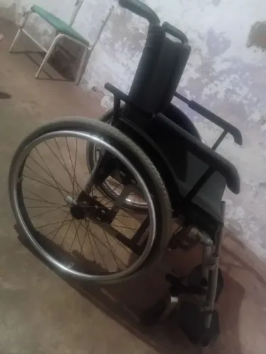Cadeira de rodas semi nova