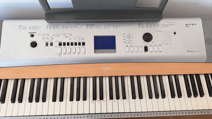 Piano teclado Yamaha DGX 630 - muito conservado