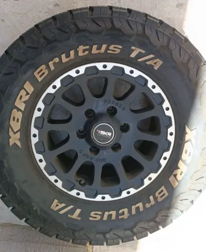 Vendo jogo de rodas offroad com pneu