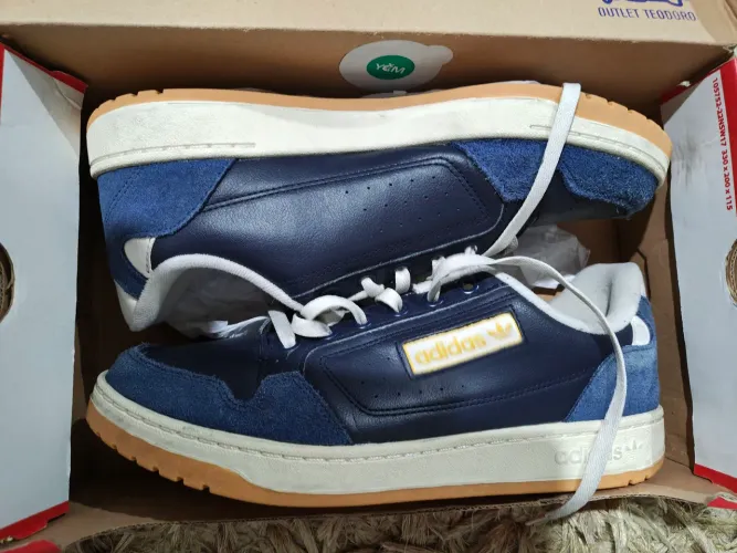 Tênis Adidas e Lacoste original.