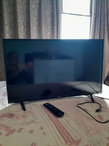 Smart TV Philco Roku  32 pol. Tela queimada, precisa ser trocada. 
