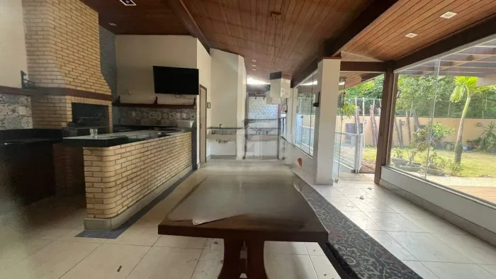 Lívia Machado Imóveis aluga  Casa Alto Padrão de 260m² no Condomínio Bosque dos Ipês | San