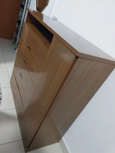 Cômoda MDF. 5 gavetas + sapateira. Muito conservada.