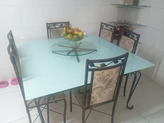 Masa de ferro rústica com tampo de vidro 140X140 com seis cadeiras R$5.500,00