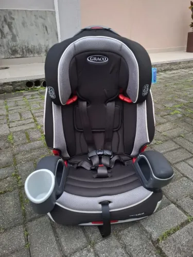 Cadeirinha pra carro Graco 4 em 1 (aumenta e vira booster)