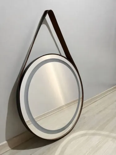 Espelho com alça em couro com led 70x70