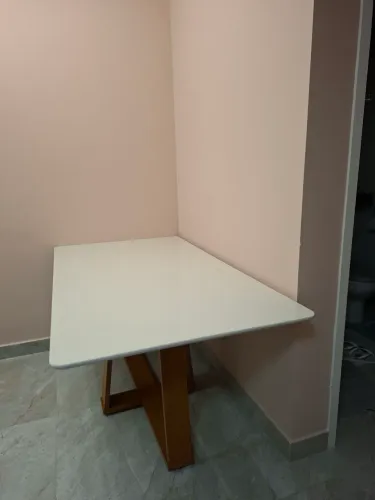 Mesa Nova Rubi 1,60x0,90 Base Ypê/Tampo off White Vidro.