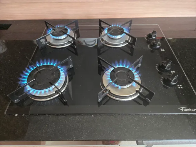 Cook top em vidro preto, 4 bocas a gas da Fisher. Pouco tempo de uso, em perfeito estado.